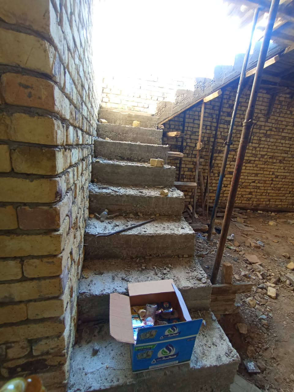 مشتمل هيكل مسقف بالسفحة الثانية بناء جديد قرب شارع امحمد الوائلي ابصف شارع ٢٠ قرب الخدمات طابو صرف تحويل ثاني يوم  السعر على الخاص للاستفسار والاتصال *********** اتصل ودلل موجودة بس اتصال
