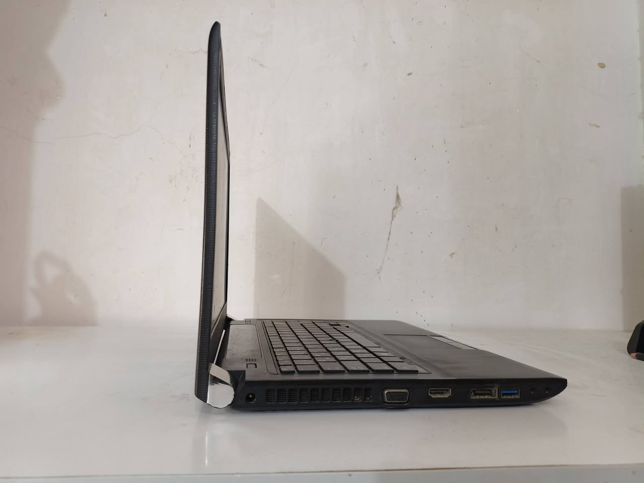 🟥السلام عليكم
لابتوب للبيع TOSHIAB المواصفات: 
🟦المعالج💻: 
core i5-3230M 2.60Hz
🟦الرام💾: 
Ram 4 GB
🟦الذاكرة 💽:
298 GB
🟦حجم الشاشة 🖥: 
14 inch
🟦كرت شاشة📽: 
intel(R)HD graphics 4000 داخلي
🟦منافذ لابتوب💻: 
منفذ usp عدد 2 ومنفذ قارئ اقراص DVD ومنفذ HDMI عدد 1 ومنفذ سماعه عدد 2 ومنفذ lan عدد 1 ومنفذ زيادة الرام ومنفذ vega ومنفذ usp 3.0 مكاني الديوانية للتواصل واتس *********** او فيس متواجد ملحقات فقط كيبل شحن
ملاحظه /فقط دكمه سهم اليمنى مشلوعه وباقي كله نظيف مثل ماموضح بالصور 

💰السعر 150 الف وبي مجال للشراي
 
... 🟨🚛 يوجد توصيل مجاني لجميع محافظات العراق..
