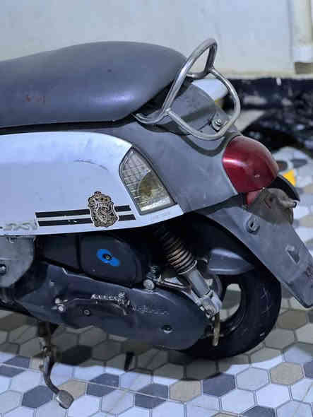 ماكس بوليس 
دراجه مصارلها ٥اشهر من نازله بس مهموله 

كامله مكمله ربع ماتذب عليها ختم واححد 

مكينه وكشر بلاديه سعرهها ٦٥٠ بيها مجال بسيط 

لموشراي لا تعبني    ***********
