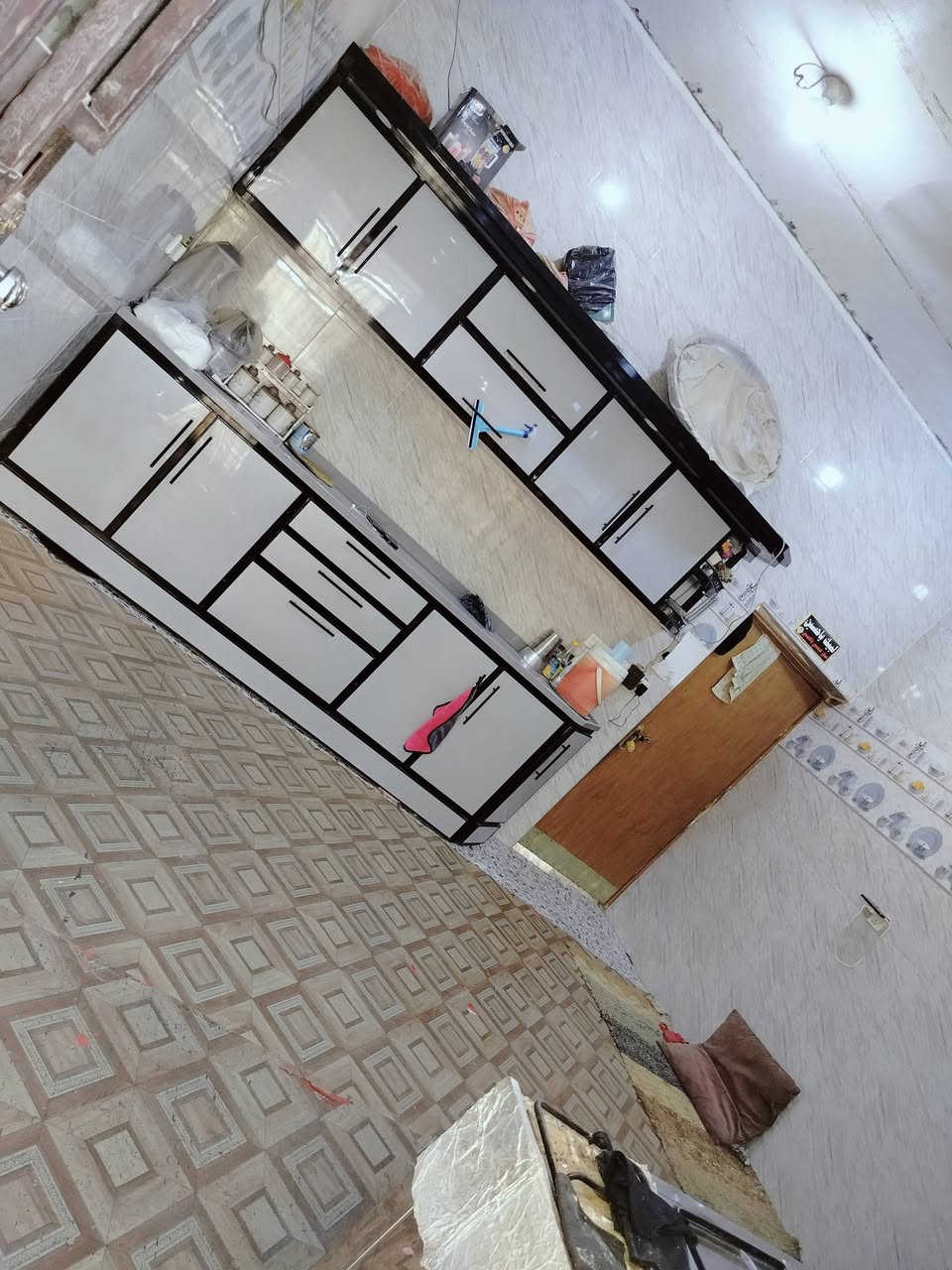 السلام عليكم دار للبيع المساحه 200 متر يتكون من غرفتين نوم وصاله ومطبخ واستقبال وصحيات توجد كافة الخدمات تبليط مجاري مدارس العنوان حي العسكري الصدر الثالث شارع 30 قرب اسواق بركات المصطفى للاستفسار الاتصال على الرقم ***********
