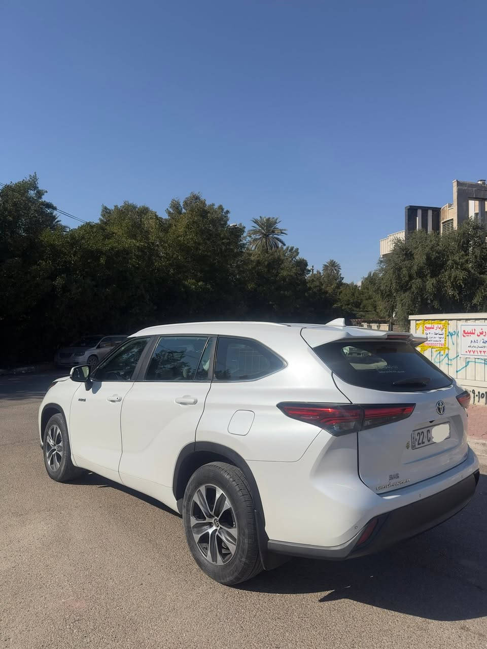 للبيع Toyota Highlander Hybrid 2023 وارد خليجي – وكالة ساس
تفاصيل السيارة:

* الموديل: 2023
* اللون: صدفي (Pearl White) مميز
* الممشى: 38,000 كم فقط وقابل للزياده
* النوع: هايبرد (اقتصادية جداً بالبنزين)
* المصدر: وارد خليجي – وكالة ساس
* الضمان: باقي داخل الضمان كير ومكينه وبطاريات 

حالة السيارة:
السيارة نظيفة جداً من الداخل والخارج، استخدام شخصي، صيانة منتظمة.
بيها حادث خفيف (سطحي) في الجاملغ الأمامي جهة السائق وخشم البنيد ايرباكاتها سليمه، الضرر تجميلي فقط وما مأثر على الشاصي أو الماكينة نهائياً

المواصفات:

* محرك 4 سلندر + نظام هايبرد (قوة مع صرفية قليلة)
* دفع رباعي 
* 7 ركاب (3 صفوف مريحة)
* شاشة وسطية + نظام Apple CarPlay / Android Auto
* كاميرا خلفية + حساسات أمامية وخلفية
* مثبت سرعة
* تشغيل بصمة + دخول ذكي
* مكيف ثلاثي (أمام + خلف)

📌 ملاحظة
* السيارة جاهزة للفحص بأي مركز تختاره، ومرحّب بأي خبير
* سعر السياره 340$ورقه وبيها مجال 

📞 للتواصل: (***********)واتساب 
📞 للتواصل:(***********)اتصال
