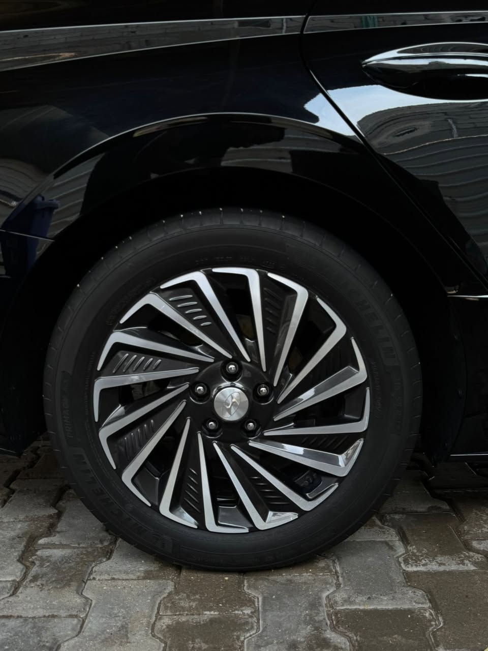 سوناتا 2023 اعلى فئة
للبيع سوناتا 2023 هايبرد – أعلى فئة (Limited)
سيارة نظيفة جداً وفول مواصفات و غلفة بالكامل ppf

 • محرك 2.0 لتر هايبرد (بنزين + كهرباء)
 • قوة تقريباً 192 حصان
 • گير أوتوماتيك 6 سرعات
 • صرفية بنزين قليلة جداً ومناسبة
            (925) كيلو تمشيك بالتفويلة 
🔹 المواصفات الخارجية:
 • لايت 4 عدسات LED  أمامية وخلفية
 • فتحة سقف بانوراما
 • ويل كب شكل رياضي
 • حساسات أمامية وخلفية
 • كاميرات 360 درجة
      •    تتقدم و ترجع بالريموت 

🔹 المواصفات الداخلية:
 • كشنات جلد عسلي
 • تبريد وتدفئة للمقاعد الأمامية
      •    تدفئة ستيرن
 • شاشة عدادات رقمية كبيرة 12.3 إنج
 • شاشة وسطية 10.25 إنج
 • نظام صوت BOSE ( حفلة )
 • داتا شو (HUD)
 • تشغيل بصمة + دخول ذكي
      •    تشغيل عن بعد اكيد موجود 

🔹 أنظمة الأمان:
 • رادار أمامي
 • تثبيت سرعة ذكي
 • تنبيه النقطة العمياء ويعرضها بالشاشة ( بالعينة ) 
 • نظام الحفاظ على المسار
 • فرامل طوارئ تلقائية

السيارة أعلى فئة و اعلى مواصفات و دشبولها لونين 
السيارة بيها تقرير غرق تعمل وتسير و السيارة مكفولة من الشخط من الدعامية للدعامية وين ماتريد تفحص افحص 
ماشية 55 الف كيلو 
السعر 198 ورقة وبيها مجال كلش قليل 
***********
مكان السيارة البصرة
