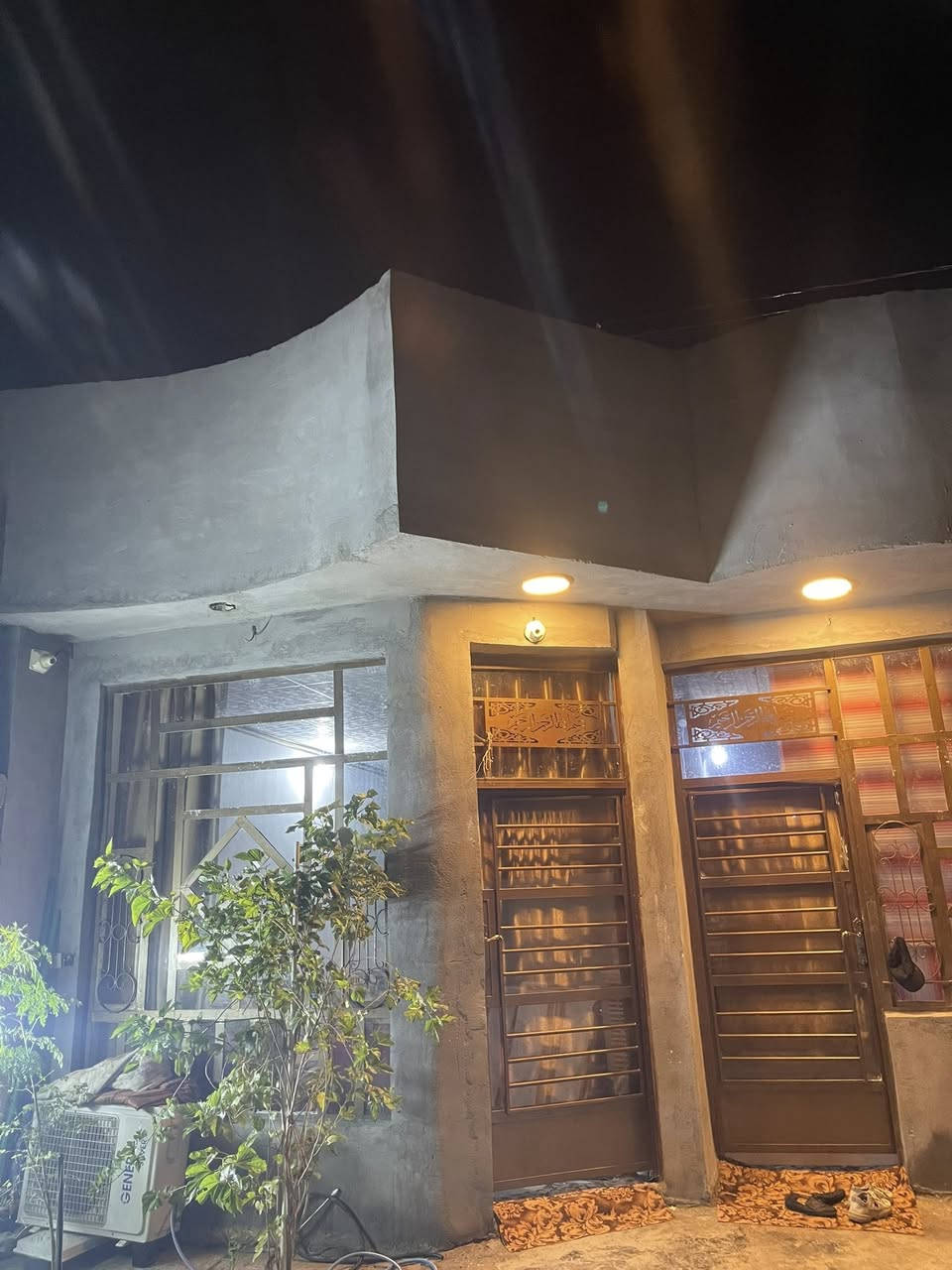 السلام عليكم بيت للبيع مساحه 150م ركن
حي العباس 

غرفه 4ونص*5

صاله 4ونص *6

مطبخ 2*4

ستقبال 3ونص*6
السعر 35 وبيه مجال 

***********
