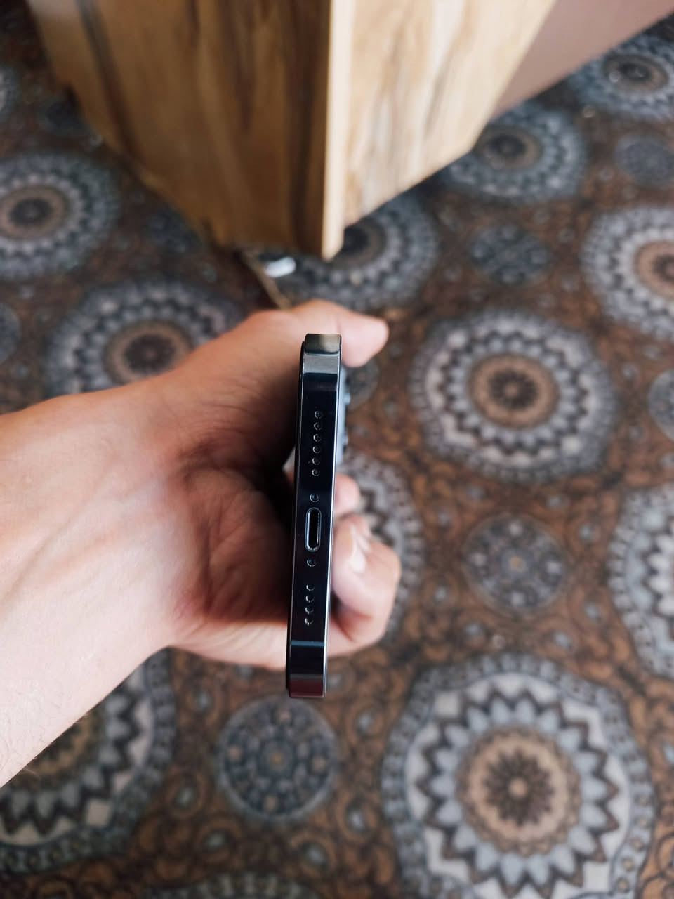 مرخصة الادمن المحترم 
إيفون 13 برو ماكس 
ذاكره 256 شرق اوسط 
لونه بحره نضيف الجهاز ما مفتوح ابد
بطارية 78 بس ميصرف ابد 
السعر 650 وبيه مجال 
ملاحظة بيه فطر بل شاشه جداً بسيط حته مينشاف 
لستفسار ***********
