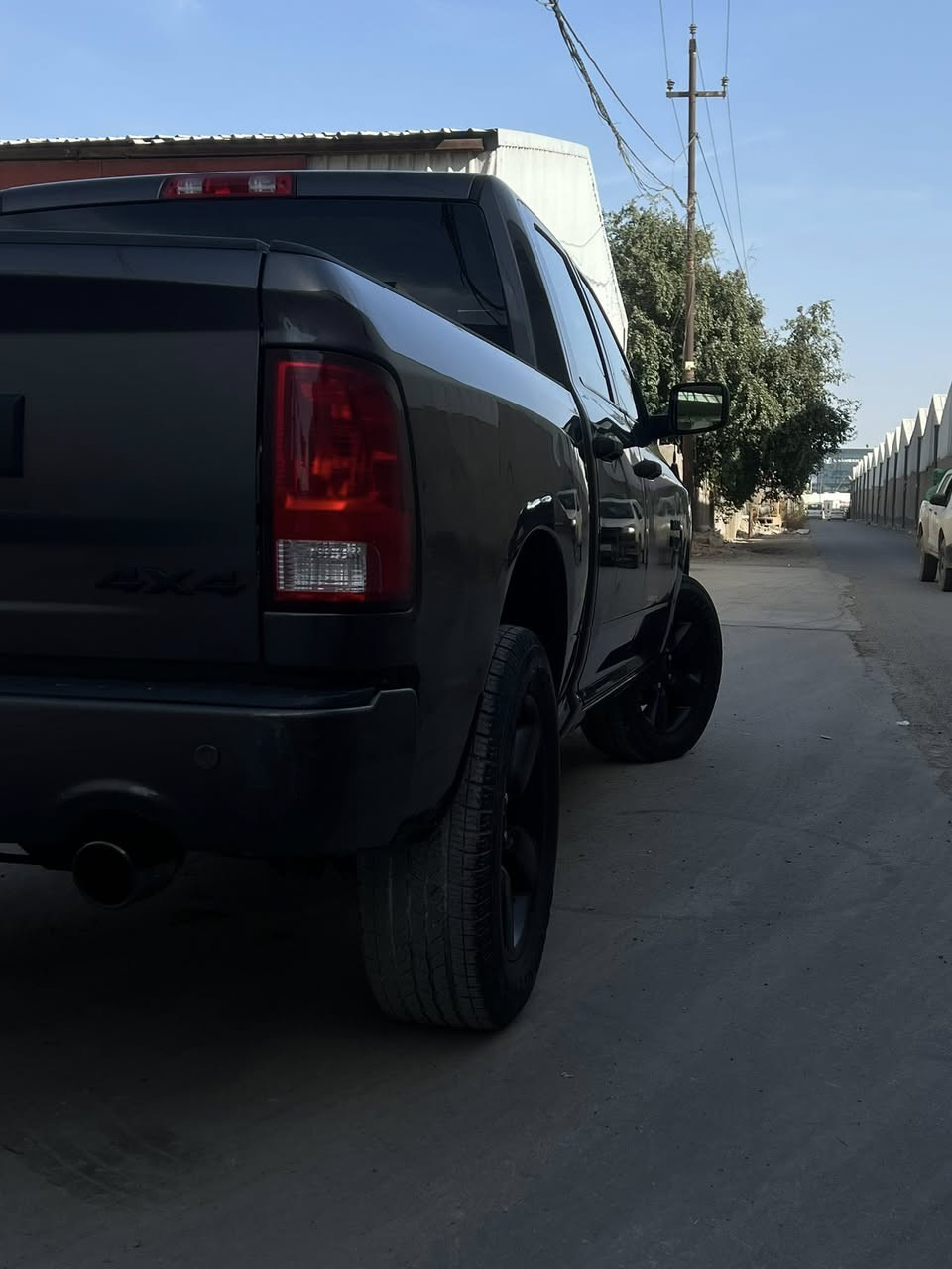 السلام وعليكم رام موديل2022
باب طويل بدي قصير المرغوب السياره بسمي تحويل ثاني يوم 
لون نفطي حيل حلو السياره كاعده تخبل تايرات نضيفه ما صار هواي من بدلتهن مكينه ٥٧٠٠ ￼ممشه السياره 57 كيلو متر السياره وارد كنده حادثه باب وجاملغ امامي صفحه الراكب جاملغ مبدل وباب مصبوغ بدون يرباك كلهن سليمات السياره ما مبرمجه ابد بحاله الشركه 

مكان السياره بغداد رقم اربيل 

سياره حيل حلوه مواصفات حلوه

كشنات تدفئه تبريد 
ستيرن تدفئه 
مرايات جانبيه مانع ضباب 
كامره خلفيه 
شاشه متوسطه تدعم كار بلاي
حساسات خلفيه 
بيه مكانات تخزين هواي +جربايه بيه 
تثبيت سرعه 
مانع نزلاق 
تشغيل عن بعد 
شاشه اعطال متوسطه
كير موس
تبريد قطعتين 
حصان بل نص مو كشن اضافي 

السياره مطلوب بيه ٢٧٥$ وبيه مجال 

هاذه رقمي لتواصل 
***********
