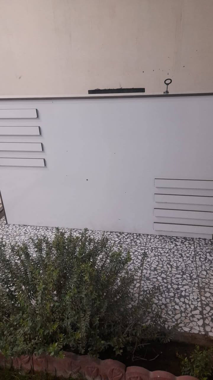 سلام عليكم ميز جام عدد 2 مع ميز خشب ما مستعمل أبد يرهم محل موبايلات أو اكسسورات أو اي شي عاجبه السعر  550 ألف وبيه مجال بسيط المكان البلديات الصحفيين للاستفسار الاتصال على الرقم ***********
