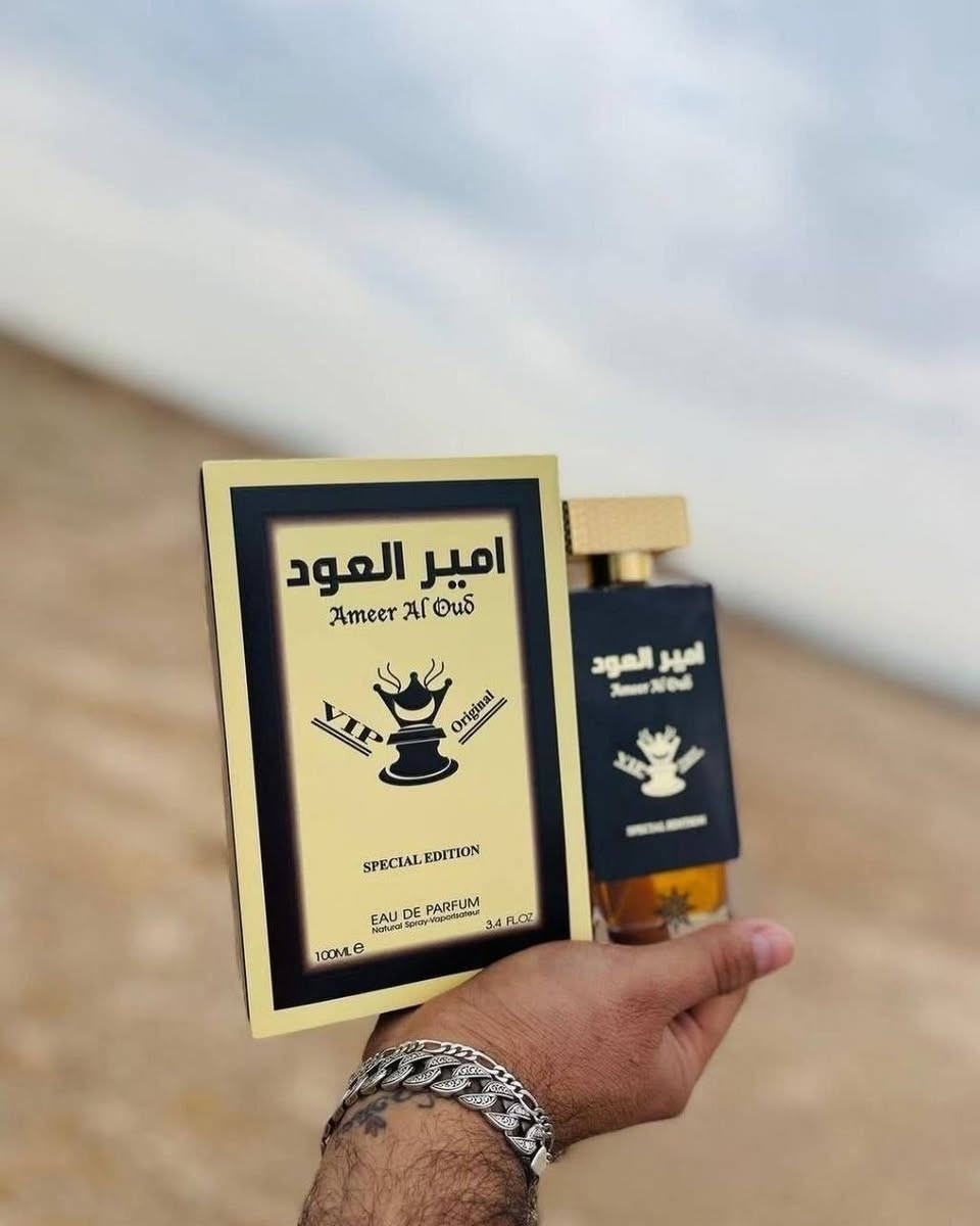 ✨ عطر أمير العود VIP (إصدار خاص)،  عطر شرقي للجنسين من إنتاج شركة فرجرانس وورلد (Fragrance World) الإماراتية 🇦🇪💯 . يشتهر هذا العطر برائحته الخشبية العميقة التي تعتمد بشكل أساسي على العود، ويُعتبر خياراً شائعاً لمحبي العطور الفخمة والثقيلة بأسعار مناسبة.
💎 عطر أمير العود VIP (Special  Edition)
يتميز هذا الإصدار بتركيبة عطرية غنية تجمع بين الدفء والجاذبية:
مقدمة العطر: خشب العود (العود)، الورد، والباتشولي.
قلب العطر: القرفة، العنبر، الأرز، مع نفحات إضافية من العود.
قاعدة العطر: خشب الصندل، المسك الأبيض، طحلب البلوط، والعود.
النوع: أو دو بارفان (Eau de Parfum).
الحجم: 100 مل.
الاستخدام: يُفضل استخدامه في  المناسبات نظراً لقوة ثباته وفوحانه العالي.  
✨ ثبات عالٍ يدوم لفترات طويلة على الجلد والملابس.
✨ يأتي في زجاجة سوداء أنيقة مع غطاء ذهبي مميز يعكس طابع الفخامة "VIP".
بديل اقتصادي: يُعتبر خياراً ممتازاً لمن يبحث عن رائحة العود الفاخرة التي تشبه العطور النيش الغالية بأسعار اقتصادية
#الاصلي المنشأ إماراتي 🇦🇪💯
سعر الدرزن  
يوجد لدينا توصيل الجميع محافظات العراق✔️✔️


**إذا كنت صاحب هذا الإعلان وتريد حذفه لأي سبب، رجاءا أرسل رسالة إلى الدعم الفني**