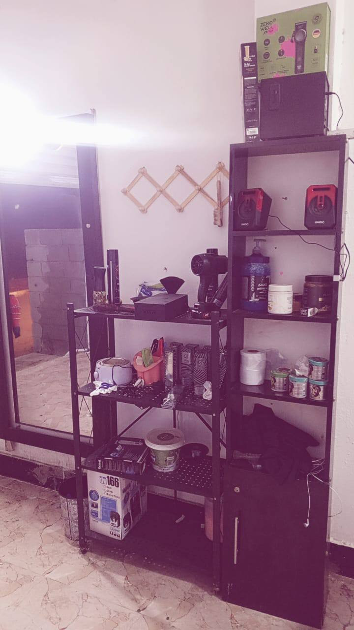 ديكور حلاقه مستعجل ع بيع ورجائن لموه شراي لايراسلني كرسي حلاقه سعره 130قفل مرايه زائد ميز طويل مترين سعر 100 مكاين ستخدام بس شهر ثنينهن ب100  ورجائن لموشراي لايجي يعاملني موجود وتساب فقط ***********
