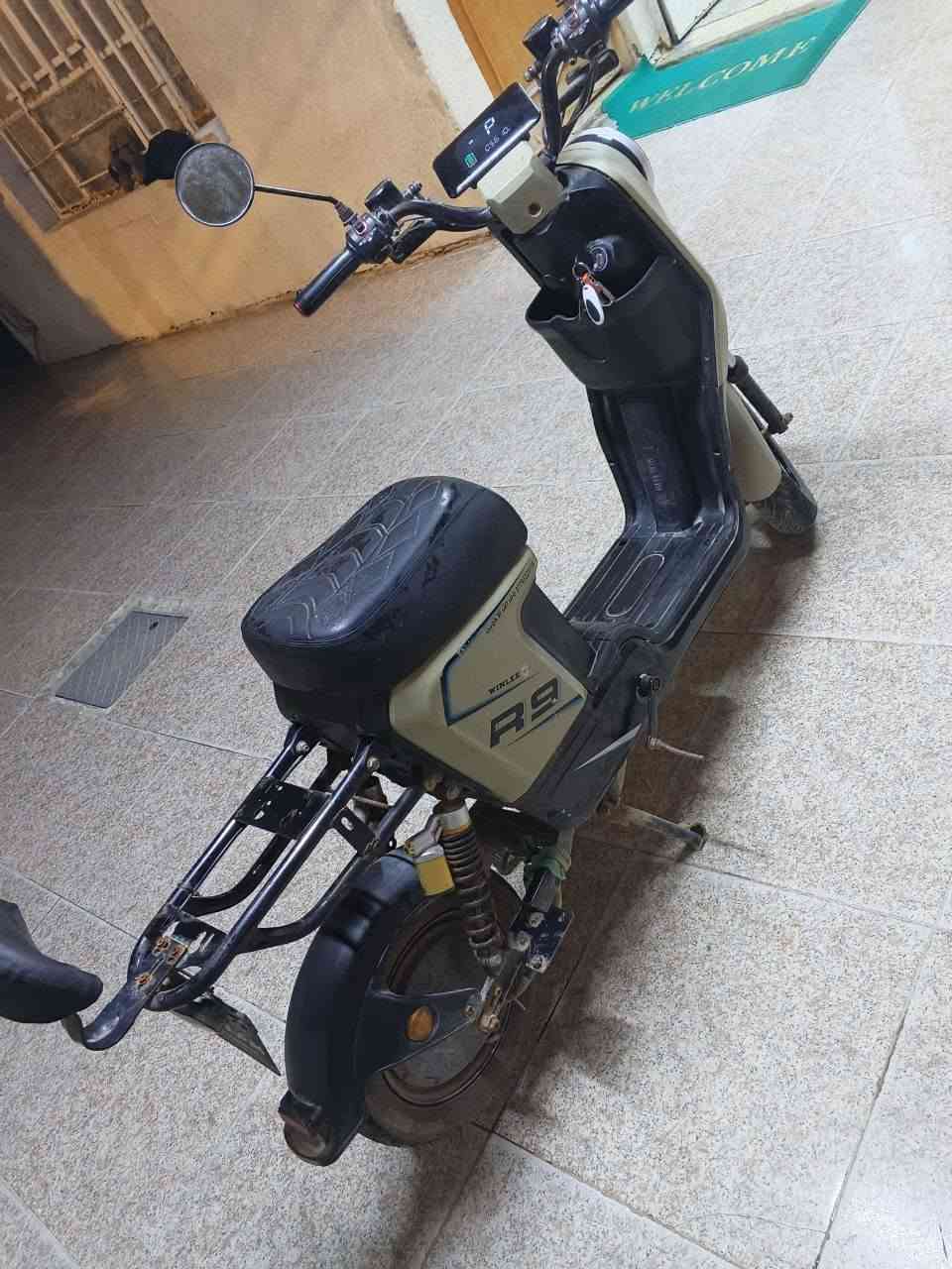 السلام عليكم 
دراجة شحن R9 للبيع 
5 بطاريات 16 امبير
السعر 250 وبيها مجال قليل 
العنوان البصرة حي الأصدقاء
مكلف بالنشر للاستفسار راسل الرقم 👇🏻👇🏻
***********
