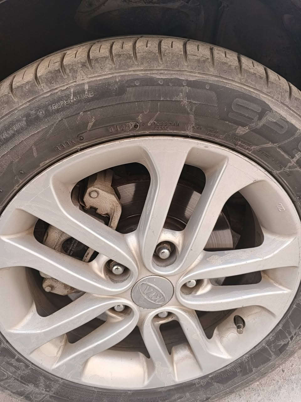 سلام عليكم
اربع تايرات معى ويل كب اربعة سيراتو 2011 هاي صورهن اربعتهن 
اريدهن مراوس معه فرق ويه اربعه ويل اسود عادي واربع تايرات 
مكاني بصره المعقل 
رقم الهاتف ***********
