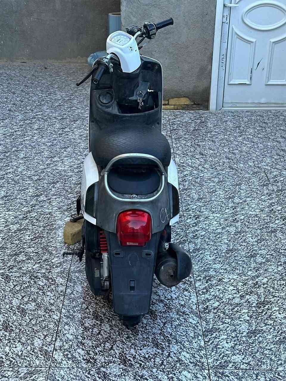 بوليس للبيع الدراجه كلشي مابيها بس شوي يحتاجلها ترتيب الدراجه مفتوحه مفتوحه بوجهك اتبدللها گابريتر بيها كابريتر بلاد بس مجاي تشتغل عندي كهربائياتها كلها شغاله من الهورن للأشاير بس ماعده العينه 500قفل مينزل دينار واحد لتخابرني وتنطي أحجايه ومتجي شراي بوجهك تجي 
***********
