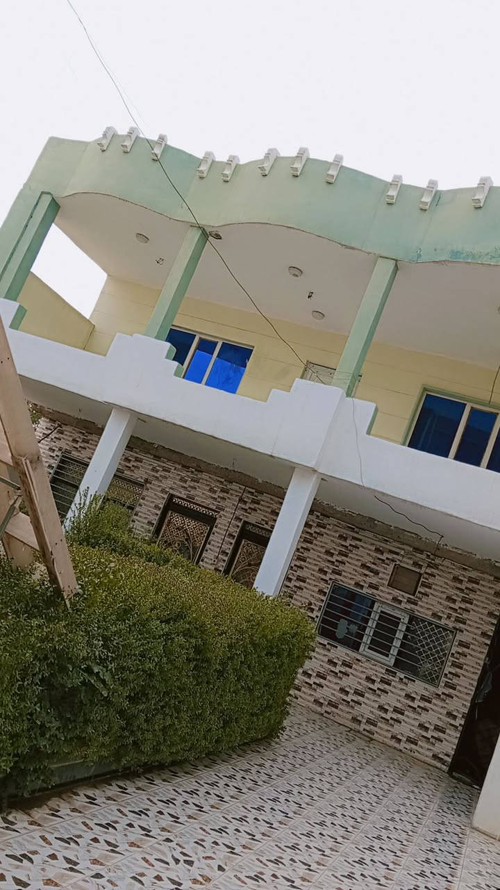 بيت للبيع الانواء تجاري البيت زنجيل ع شارع عام وشارع الثاني المساحه الكليه400متر يتكون البيت شقق عدد اثنين وبيت مساحه 200م واسواق علشارع العام للاستفسار الاتصال بلرقم***********
