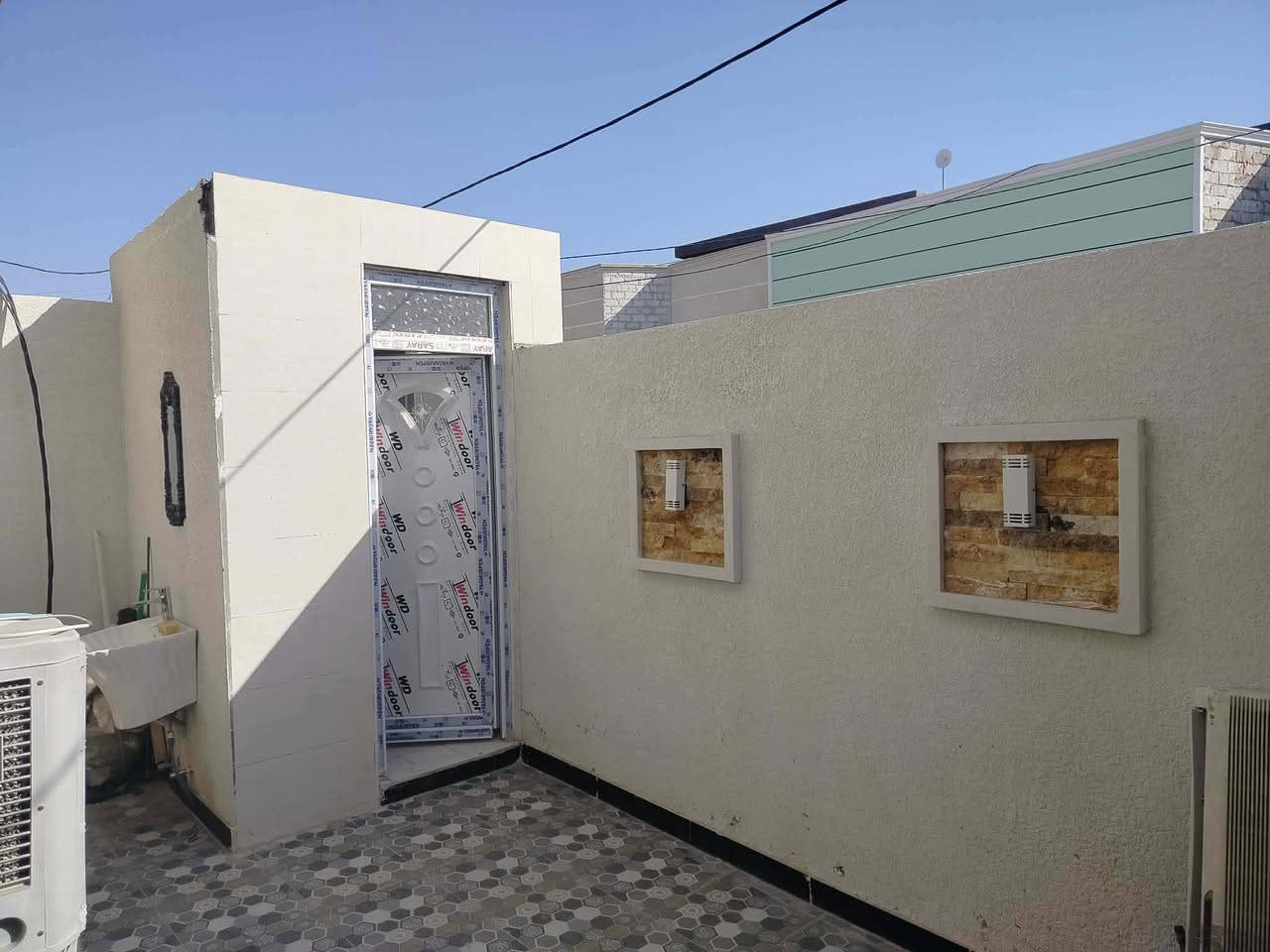 بيت للبيع حي الحكيم شارع افران الهادي قرب كورنيش مساحه 180متر طابوك يتكون من غرفتين نوم وصاله ومطبخ واستقبال مرقم من بلديه حديث جاهز للسكن كهرباء بوري نضام سبالت تقطير فوول مواصفات طابو زراعي سند 25 قريب على الكورنيش 
للاستفسار ***********
