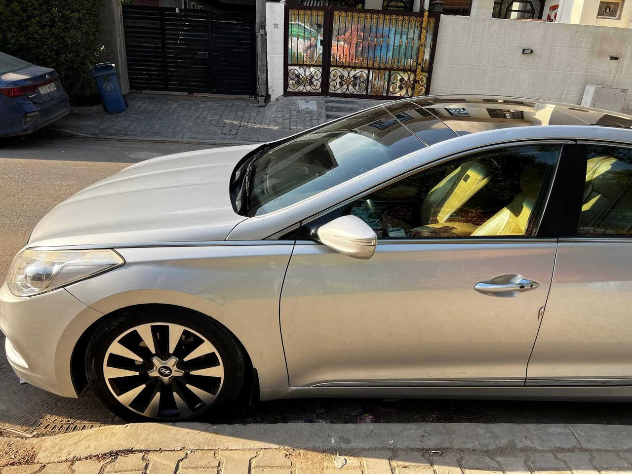 السلام عليكم
للبيع سيارة هونداي أزيرا لون سلفر وارد أمريكي  موديل 2014 رقم بغداد الجديد بأسمي

السيارة(( لمتد)) فول للأخير

 مواصفات :

بصمة تشغيل وبصمة أبواب

بانوراما

بردة خلفية كهرباء بلادية

بردات ابواب خلفية بلادية

تدفئة تبريد كشنات

خزن ميموري

حساسات خلفية وجانبية

منبه رجوع

مري قلاب

تحكمات ستيرن جهتين

مثبت سرعة

لد داخلي

منظومة زنون بلادية

محرك 3300 

بجم كبس

السيارة جديدة بدون نقص برغي كير مكينة صدر على وضع الشركة ما محطوط عليها سبانة شرط، منظومة تبريد كاملة ثلج❄️

حادث السيارة قطعة وحدة جاملغ خلفي جهة اليسار والباقي كفالة ماشية(( 65000))

مكان السيارة بغداد الاعظمية

السعر 135 ورقة

***********

***********
