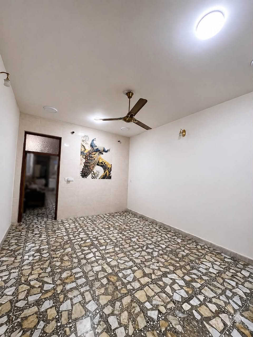 🏡 للبيع دار مميز في حي الحسين – مربع خدمي المطار 🏡

💰 السعر: 305 مليون دينار

📍 الموقع: حي الحسين / مربع خدمي المطار
📐 المساحة: 100 متر مربع
🏠 الواجهة: 4 متر
📏 النزال: 25 متر

✨ مواصفات الدار:
✅ 3 غرف نوم مع إمكانية تحويلها إلى 4 غرف
✅ صالة مريحة
✅ حولي درج
✅مطبخ 
✅ مناور عدد 2
✅ صحيات عدد 2
✅ بيتونة
✅ سطح أمامي وسطح خلفي

🏗️ البناء سنة 2020
⭐ بناء درجة أولى ومن تنفيذ صاحب الدار شخصياً، مع الاهتمام بأدق التفاصيل واستخدام مواد ذات جودة عالية.

📑 الوضع القانوني:
✔️ الدار باسم صاحبه مباشرة
✔️ خالٍ من أي قرض عقاري أو قرض إسكان أو أي التزامات مالية أخرى
✔️ لا توجد أي إشكالات قانونية
✔️ التحويل يتم فوراً باسم المشتري

📈 فرصة ممتازة للمستثمرين أيضاً
البيوت المشابهة في المنطقة تؤجر حالياً بمبالغ تتراوح بين 900 ألف إلى مليون دينار شهرياً، مما يجعل العقار خياراً جيداً للسكن أو لتحقيق دخل إيجاري مستمر.

🌟 دار نظيف جداً وجاهز للسكن، يقع في منطقة هادئة ومخدومة وقريب من السوق والجامع والمدارس وشارع مطار بغداد.

📞 للاستفسار أو حجز موعد للمعاينة يرجى التواصل على الخاص أو الاتصال مباشرة ***********
