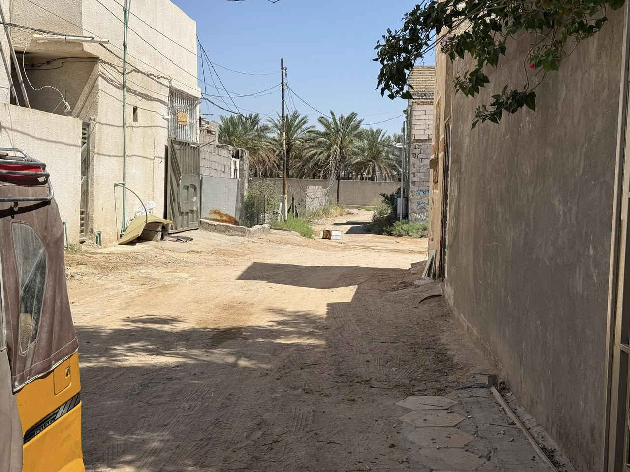 سلام عليكم اخوان 
لبيع عنوان حي الهادي ١٠٠ م تبليط يبعد عن القطعه ١٥٠ متر 
لتصال وستفسار  ***********
