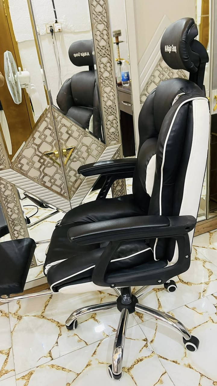 كرسي للبيع السعر 60 
*********** شارع المدينة
