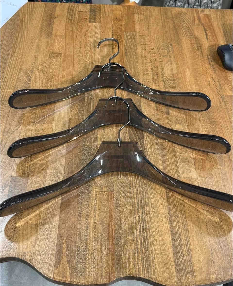 السلام عليكم من. رخصة الادمن 
يتوفر علاقات محل البسة مستعملة قليلاً. نوعية ( فاخرة) موديل جديد. نوعية. ( اكريليك ) 
للتواصل على الرقم أو واتساب ***********
