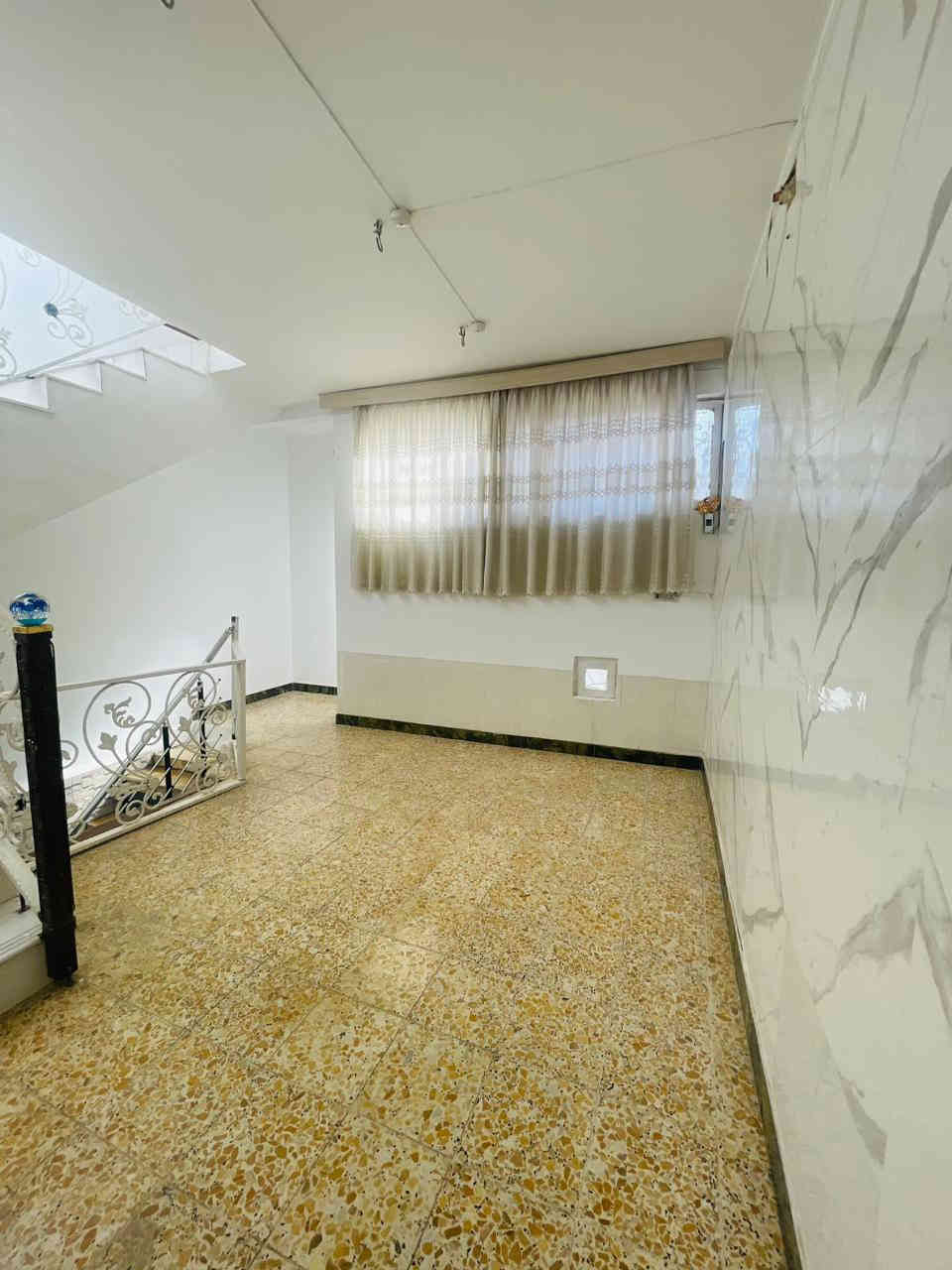 السلام عليكم بيت 50 متر تجارري سايدين النخيل طابقين الطابق الاول استقبال ومطبخ وصاله وصحيات داخليه وخارجيه طارمه ومكشوفه الطابق الثاني غرفه وصاله السعر 85 مليون رقم العقار 35 حي ميسان موقع مميز للاستفسار الأتصال على الرقم التآلي الكوفي للوساطة العقاريه ***********
