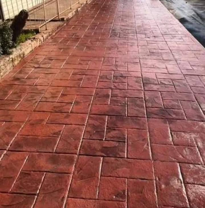 شركه النجوم الهنديسه للمقاولات العامه الأرضية المطبوعة
ديكورات ارضية احدث الموديلات تناسب جميع الاذواق

تفاصيل العمل:
1. فرش نايلون وBRC بي ار سي من ثم فرش كونكريت 
2. سقل مرحلى اولى.
3. نثر لون اسمنت حسب رغبة الزبون متوفرة جميع الاوان.
4. سقل مرحلى ثانية.
5. في حال جف الكونكريت نضع ماده بودر ريليز عازله بين الطبع والكونكريت يتم الطبع كذلك متوفرة جميع النقشات حسب رغبة الزبون وحسب تصميم المهندس.
6. بعد يومين من العمل يتم قص جوينات ومن ثم غسل قوي وينشف بلكامل.
7. وضع ماده السلر بعد الغسل وتنشيف بعدها ملمع وارنيش.
8. المواد تتحمل اقصى درجات الحرارة.

للحجز والاستفسار تواصل معنا على الارقام التالية: اتصال على*********** أو على*********** أو المراسله علا الواتساب
