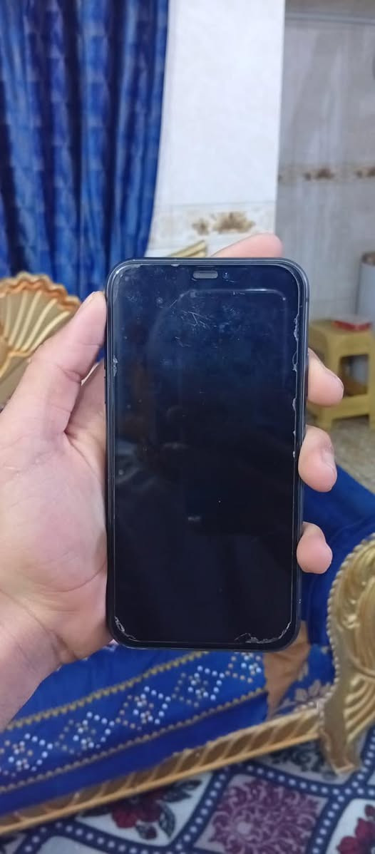 ايفون 11 عادي ذاكرة 128 بطارية 82 مامعلاية نموذج M الجهاز مامفتوح مكفول ونضيف 100% بدون ملحقات الجهاز شوفت عينكم نضيف السعر 275 بي مجال بسيط الرقم ***********
