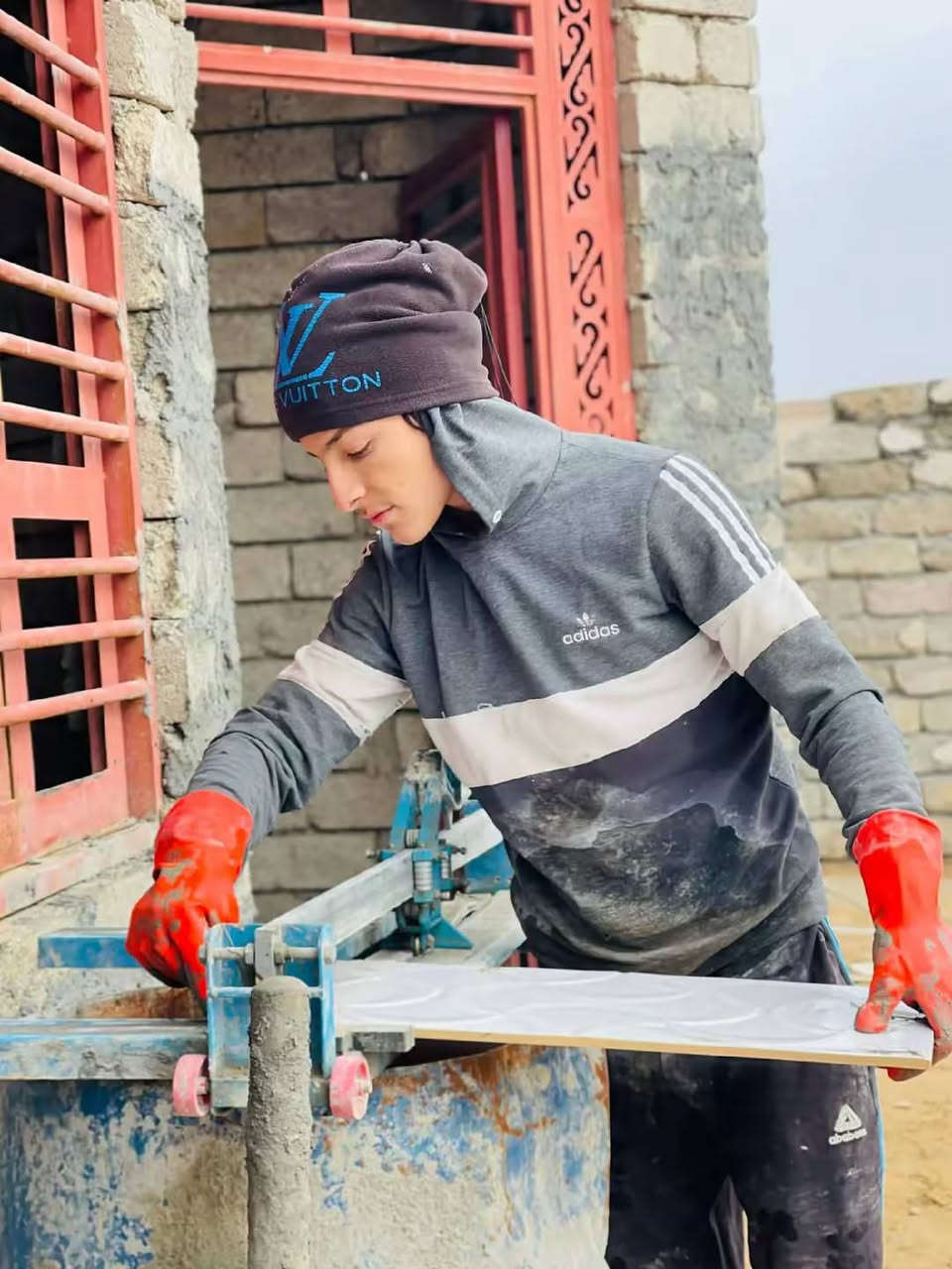 عنوان: للي يدور "النظافة" والعدالة بالبورسلين والسيراميك 🧱
خلفة سيراميك وبورسلين بخبرة  وأدوات حديثة
✅ شغل على الليزر لضبط الزوايا والعدالة.
✅ جوينات متساوية ومسطرة.
✅ ملء ضهر  القطعة بالكامل (ترس مضبوط).
✅ خبطة هندسية موزونة.
​الاستلام بعد الفحص والرضا التام.
اتصل للاستفسار:[***********]بي واتساب 
شغلنه داخل #قضاء_حديثه_ونواحيها 
ونشرف بجميع
@إشارة
