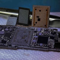 يتوفر قطع غيار ايفون تفصيخ و جديد مع ضمان  متوفر فقط واتسب.  077043636...