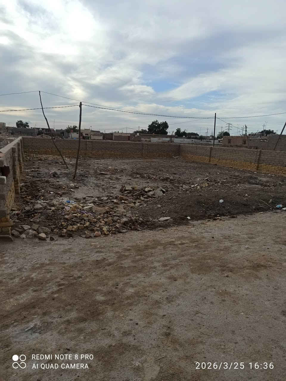 السلام عليكم   مكلف بالنشر 
قطعة ارض زراعيه للبيع الطول 20 متر العرض 15 متر يعني المساحه 300متر قرب وسام البنجرجي قريبه على شارع العام السعر 25 مليون وبيه مجال 
الاستفسار الاتصال على الرقم *********** او المراسله على الواتساب
