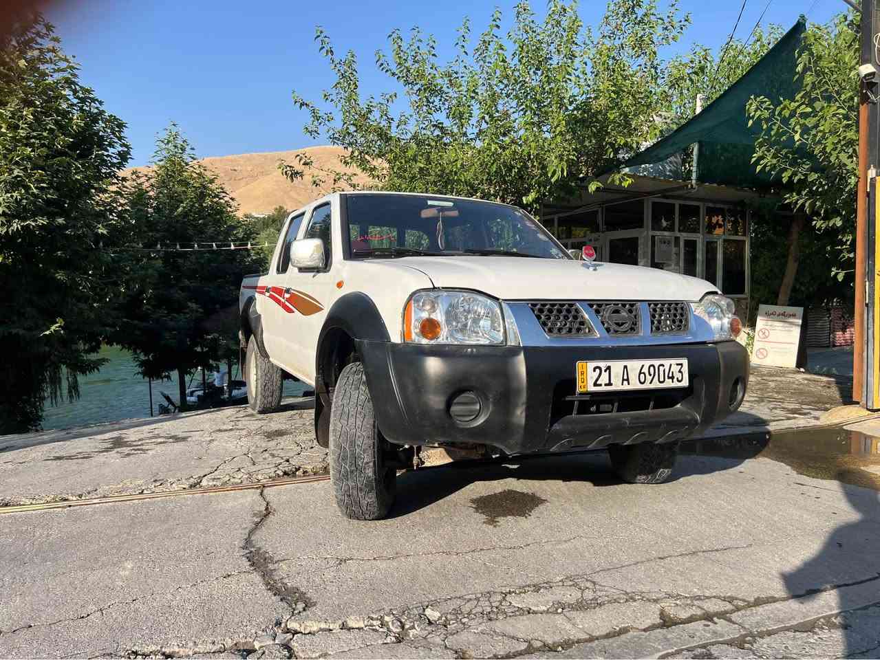 نیسان دەبڵ ئەکسل ٢٠٠٨ 
سێ پارچەی بۆیاخە 
دەعمو لێدراوی قورسی نییە 
هەموو گیانی بە شەرت 
سەنەوی تا ٢٠٢٨ تازەیە 
ئەکسلو دەبڵ ئەکسل و مەکینەو گێڕی بەشەرت 
***********
*********** دخان, السليمانية
