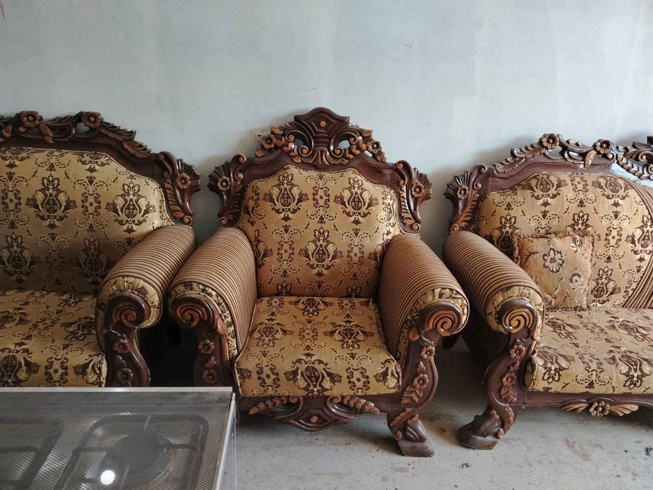 تخم ملكي ١٠ نفرات ثنين كبار ٤ ابو نفر
عنوان داره كوناره داخل فرع مي كلات مزاد ابو علي ***********
