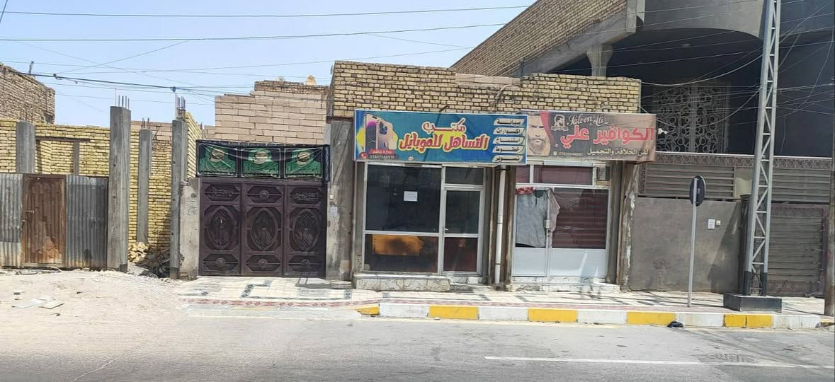 بيت للبيع في حي رافدين قرب تقاطع المحكمه بدايه شارع المعوقين 
تجاري موجهه ع شارع مباشره 
مساحته 235 متر 
واجهه 10 متر / ونزال 23.5
يصلح بنايه تجاريه او مشروع استثماري 
البيت بيه محلات 2 
مواصفات البيت : اربع غرف نوم طابق الاول اثنين والطابق الثاني هم غرفتين مع صاله مع كراج سياره واسع يكفي سيارتين 
للتواصل خاص .
رقمي *********** متواجد واتساب.
