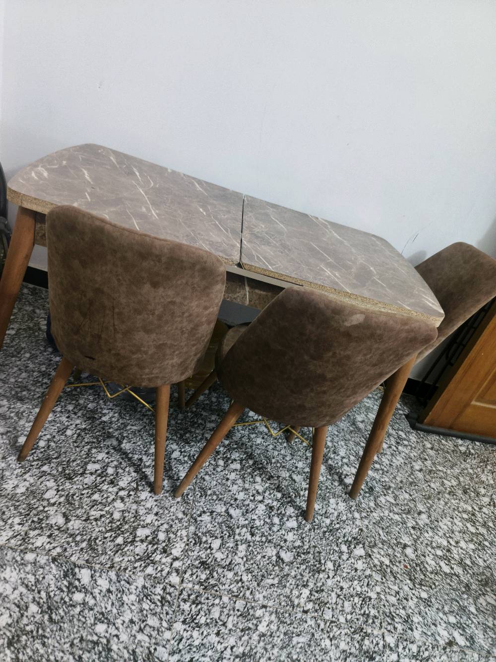 ميز طعام يتكبر ويتصغر مع ٤ كراسي ب٩٠ الف مجال بسيط 
هو يستوعب ٦ كراسي بس هو فقط معه ٤ كراسب