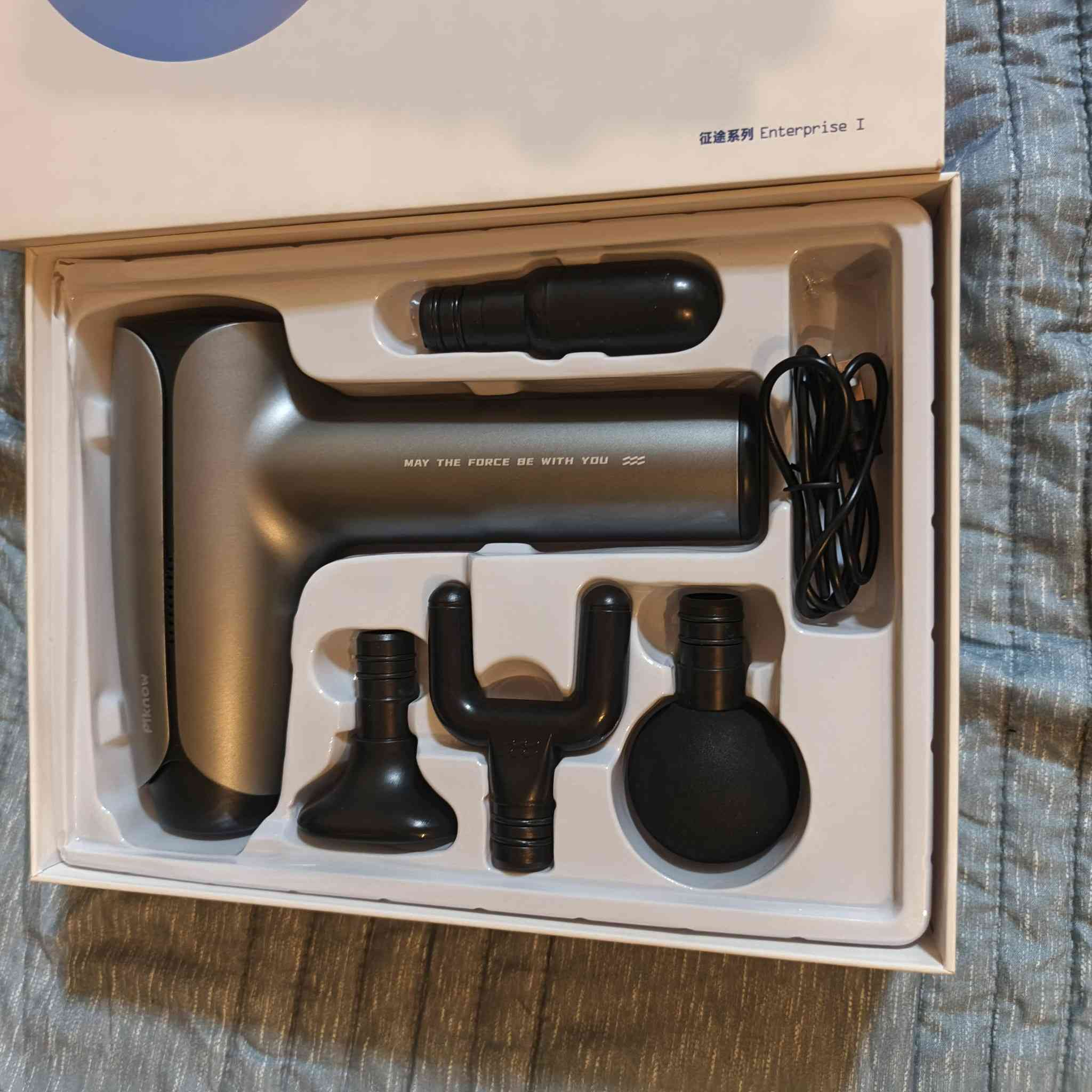 هذا المنتج هو مسدس تدليك عضلات من نوع (Piknow) المصمم لتخفيف آلام العضلات وتيبسها. 
الاستخدام: يستخدم تقنية التدليك الإيقاعي العميق للمساعدة في تسريع استشفاء العضلات وتقليل التوتر. 
الملحقات: يأتي الجهاز مع أربعة رؤوس تدليك قابلة للتبديل لاستهداف مجموعات عضلية مختلفة. 
الميزات: يتميز بتصميم مريح، إعدادات سرعة قابلة للتعديل لتخصيص شدة التدليك، وبطارية طويلة الأمد. 
المحاذير: يُنصح بعدم استخدامه مباشرة على العظام، المفاصل، أو الجروح المفتوحة لتجنب الكدمات


**إذا كنت صاحب هذا الإعلان وتريد حذفه لأي سبب، رجاءا أرسل رسالة إلى الدعم الفني**