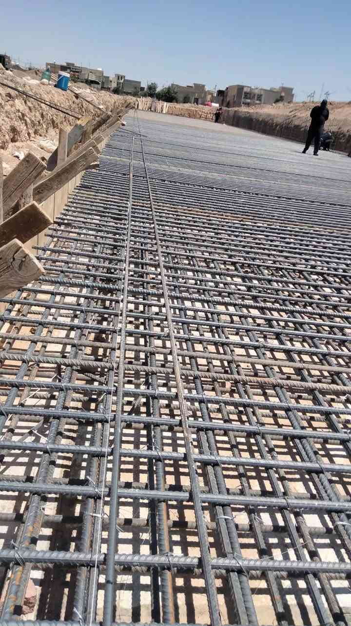 � من أعمالنا الجارية – محطة وقود بدرة الحكومية 🔹

تم تنفيذ عملية تسليح قاعدة خزانات الوقود باستخدام حديد تسليح بقطر (20 ملم) وبنشر (15 سم)، وبعدد طبقتين غير متعاكستين، وفق المخططات والمواصفات الهندسية المعتمدة.

كما تم استخدام القوالب الخشبية حسب الأصول الفنية، مع تثبيت شريط الوتر ستوب (Water Stop) لضمان العزل ومنع تسرب المياه، وبإشراف هندسي مباشر وضمن أعلى معايير الجودة والسلامة.

نؤكد التزامنا بتنفيذ الأعمال بدقة ومهنية، واستعدادنا التام لتنفيذ الأعمال الحكومية والأهلية وفق المواصفات الهندسية المعتمدة.

مهند الهادي للمقاولات العامة
🏗️ بناء | تطوير | إتقان
📞 للاستفسار: ***********
