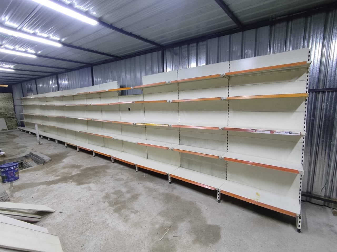 رفوف جداري تركي الاصلي متر 20 ابو جسرين استخدام قليل نضافته فول عنوان بغداد  موجود واكو توصيل محافظات الاتصال على الرقم ***********
