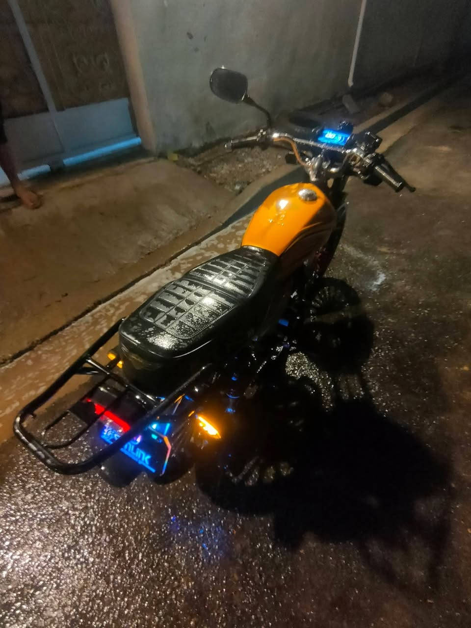 سلام عليكم سيفان 2024 دراجة درنفيس ممدود عليهة على البلاد ماشية 8  تالف بس نقص وقية مال زنجيل الباقي كلة شغال شخط مابيهة مكاني بغداد الحسينية مال راشدية رقم *********** بي وتساب السعر 725 وبيهة مجال
