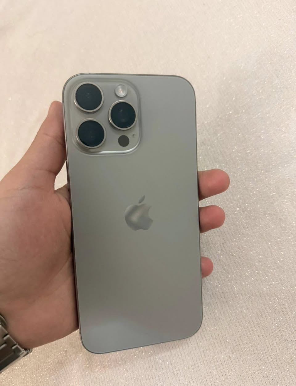 سلام عليكم 

ايفون 16 برو ماكس ذاكرة 256 شرق اوسط 

بطارية 98 عدد دورات 183 

الجهاز بعدة جديد وباقي على ضمانة 5 اشهر 

يجي ويا 3 كفرات نفس ما موضحة بالصور وفريز تبريد للالعاب 

كل ملحقاتة وكارتونتة موجودة و الكيبل مستخدم اقل من 10 مرات 

السعر 1،350،000 قفل ما بي اي مجال 

للتواصل ***********

العنوان بغداد زيونة وتوصيل متوفر لكافة المحافظات
