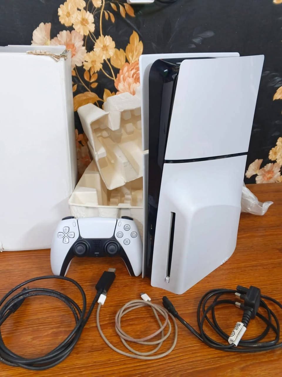 بلي 5 نظيف 100/100 اخو الجديد صارلي شهر من اشتريته كامل ملحقات كلها اصليه معا قرص GTA السعر 650
*********** واتساب
