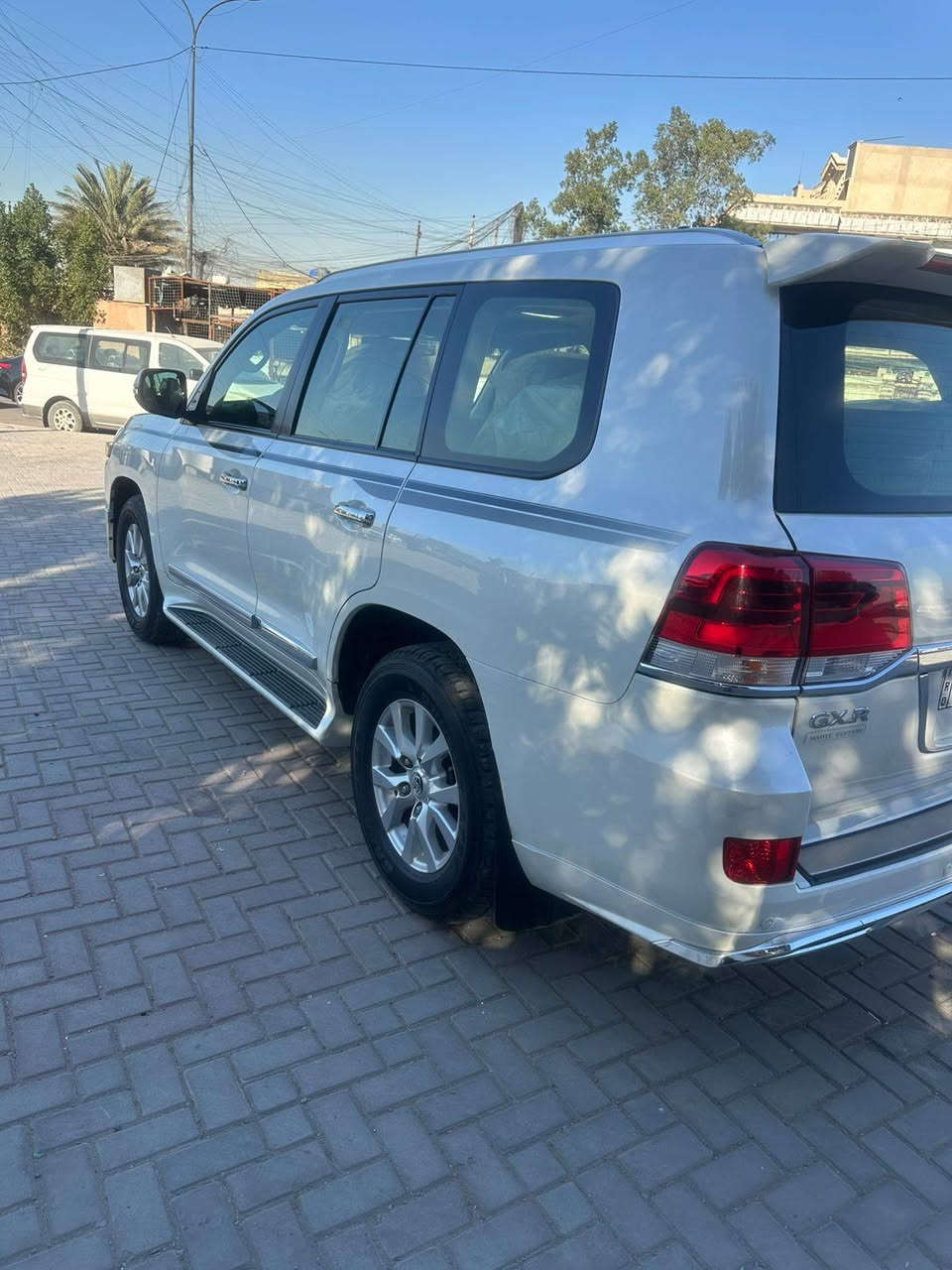 سلام عليكم
لاند كروز 2018
بيها صبغ ب باب الصدر  من جوه +مفتوح  والباب الخلفي بس صبغ بدون فتح + بيها تصليح بل دوسه
بدون ايرباك بدون دواخل
صبغ شويه من جوه فقط 
ماشيه 90 الف حقيقي
فول مواصفات للأخير
رقم بغداد مميز 
السعر 443 
مكان بغداد البلديات 
للاستفسار ***********
