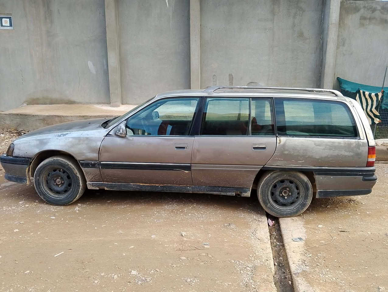 سياره اوميكه استيشن رقم صلاح الدين سنويه كارتوني منتهي 2021  كيرشرط دواخل نضيف بدون عيب وكشر امام عين ***********. سعر 10بي مجاال شرط تحويل
