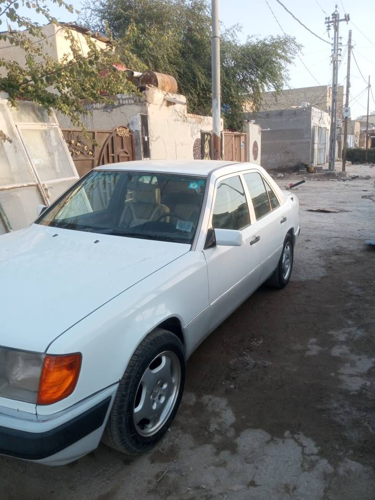 السلام عليكم 
مارسدس دب 
مديل 91
السيارة بحالة الوكالة 
مكفولة من الصبغ والحادث 
السيارة ما مفتوح بيها شي ولا ملعوب بيها 
كتلوك الشركة موجود بيها 
بصمة سنتر لك 
المحرك نسمة بخار بي يمشيك سنة
السيارة بسمي لوحات انكليزي
مكاني الديوانية 
***********

السعر 93 ورقة ديوانية, القادسية
