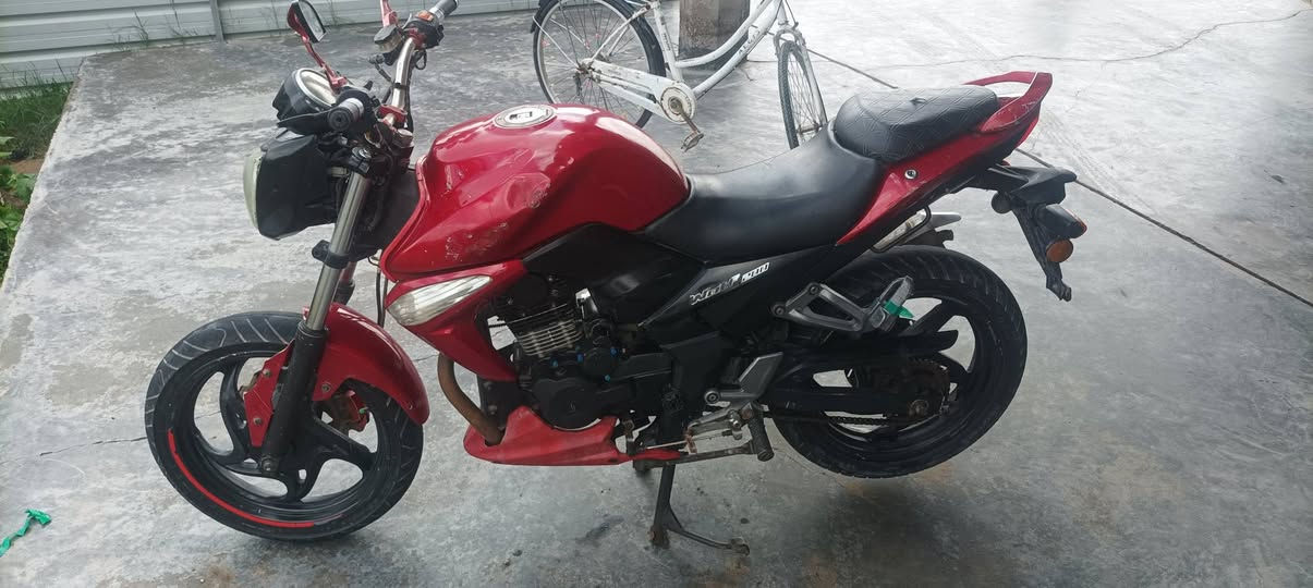 السلام عليكم 
دراجه سايم 200 C كهربائيات كامله الدراجه كله شغاله 
السعر 550 
*********** واتس
