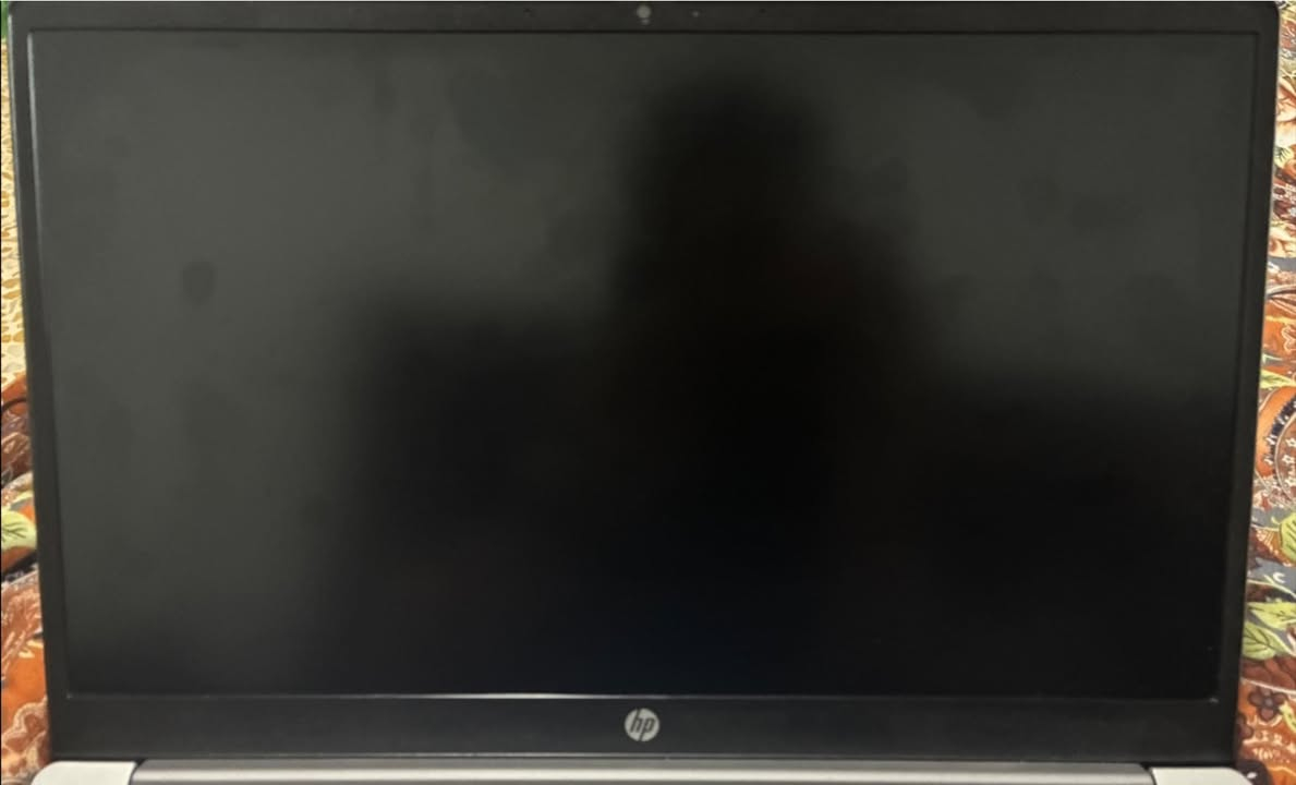 السلام عليكم شباب،
عندي لابتوب HP راقي وبحالة الوكالة (شبه جديد ونظيف جداً) للبيع بداعي الترقية. الجهاز استخدامه خفيف وممتاز جداً للدراسة، التصفح، الأعمال المكتبية، والبرامج، وسريع جداً بالشغل ومابيه أي نقص أو عيب.
المواصفات الكاملة للجهاز:
 الشركة المصنعة: HP
 المعالج (CPU): Intel® Core™ 3 (معالج حديث كفاءة عالية وأداء مستقر)
 الذاكرة العشوائية (RAM): 8GB DDR4 (ممتاز للتنقل بين البرامج بسلاسة)
 الهارد (Storage): 512GB SSD من نوع NVMe السريع جداً (تشغيل الحاسبة بلمحة عين ومساحة كبيرة للحفظ)
 الشاشة: وضوح عالي ومريحة جداً للعين عند القراءة والمشاهدة.
 البطارية: بحالة ممتازة وتطول وتدوم حسب الاستخدام.
 النظام: محمل عليه ويندوز أصلي ومحدث مع البرامج الأساسية وجاهز للاستخدام مباشرة.
الملحقات:
 الشاحن الأصلي للابتوب.
السعر: 300.000 دينار عراقي وبي مجال للاستفسار خاص


**إذا كنت صاحب هذا الإعلان وتريد حذفه لأي سبب، رجاءا أرسل رسالة إلى الدعم الفني**