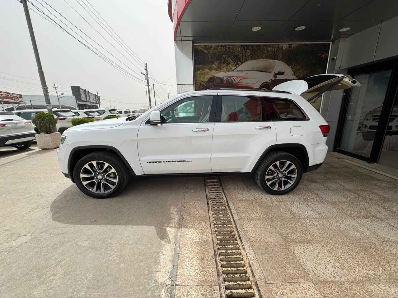 Jeep grand Cherokee limited sport plus 
Motor: 3.6  v6 
Cklin 
Full mwasafat 
Model 2018
Price 28000$ 
Kilomatrs 13200km 

Phone 📱 *********** السليمانية, العراق
