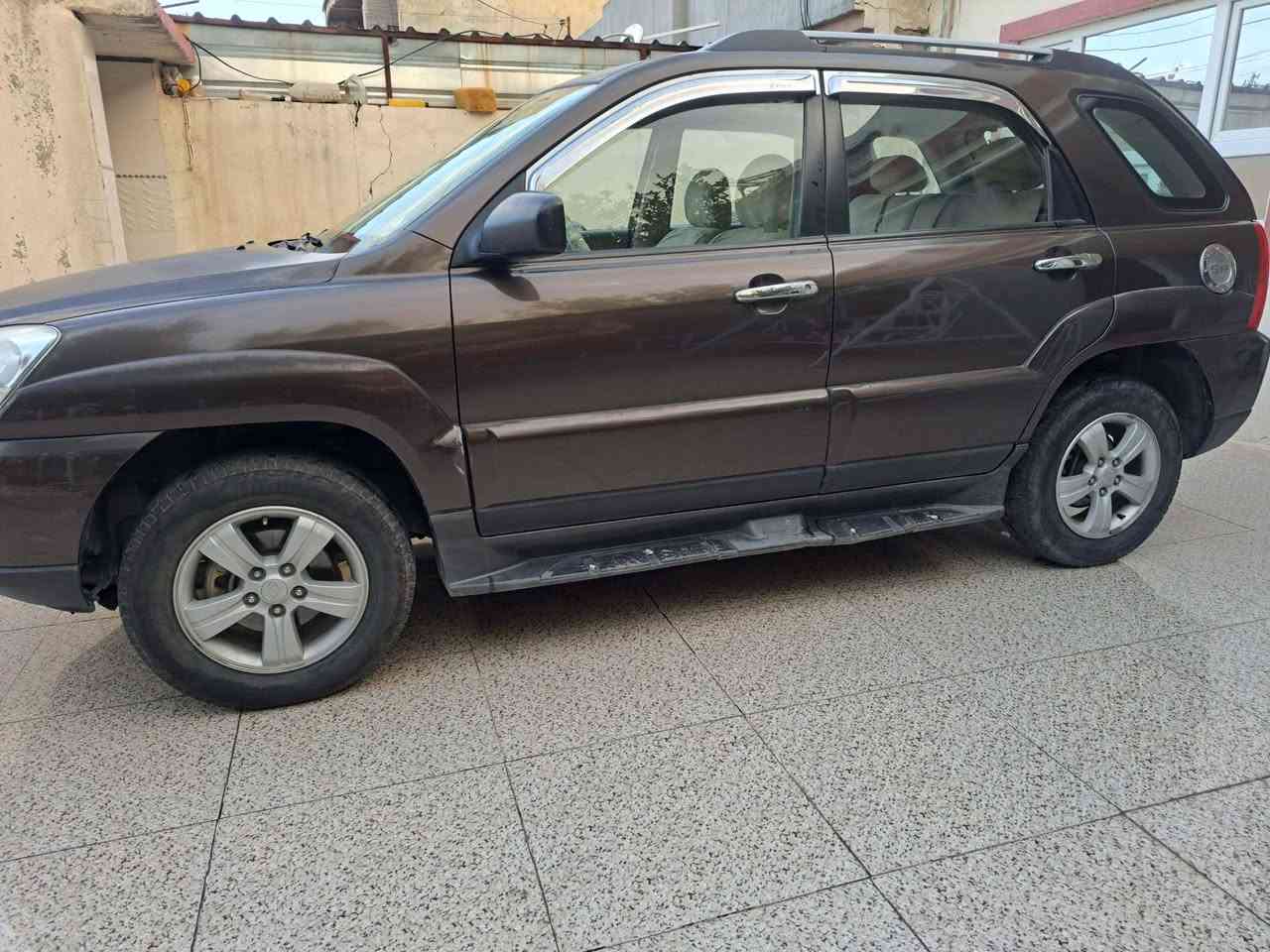 للبيع: كيا سبورتج 2010 - خليجي نظيف جداً 🚗
المواصفات:
​الموديل: 2010.
​الوارد: خليجي.
​اللون الخارجي: جوزي (بني).
​اللون الداخلي: بيجي.
​المميزات: فتحة سقف، شاشة أيباد متطورة.
​اللوحات: رقم أربيل، السنوية والارقام باسمي ومجددة لغاية 2028.
​الحالة العامة للسيارة:
​الصبغ: السيارة مكفولة من الصبغ تماماً.
​الملاحظات:
​يوجد تكحيل بسيط جداً في (الجاملغ، البنيد، والباكلايت).
​جرد خفيف جداً في البنيد (موضح بالصور).
​تعديل بارد بمقدار شبر واحد في باب السكن.
​السعر المطلوب:
💰 115 ورقة (11,500 دولار).
​للتواصل والاستفسار:
📞 ***********
