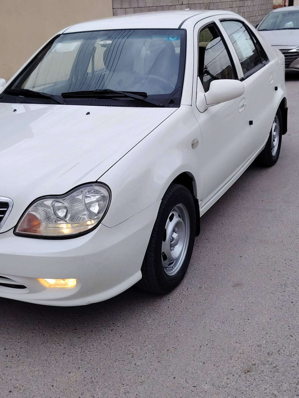 رقم بغداد دولي بأسمي تحويل وكاله بشرط سيارة تبريد تدفئه كير ومحرك كلا بشرط برغي ما مفتوح بيها سياره نضيفه مال بيت ماشيه 107 حقيقي فقط بيها ثلاث مكانات بارد على كد اصبعين والباقي كلا بشرط كابون بانزين ورقي  السعر ٦٣ وبيها مجال لاستفسار ***********
