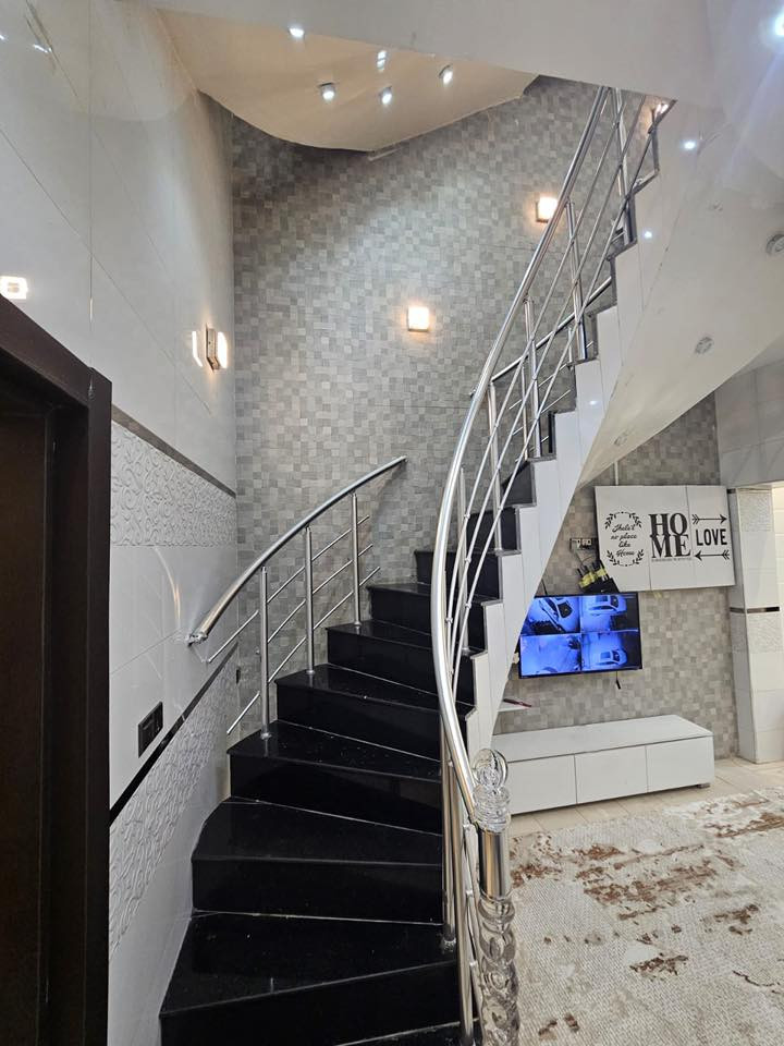 بيت بالنجف حي العداله بناء درجه اولى تصميم عصري حديث وفق المواصفات التركيه منطقه ٣٤ حرف T بناء ٢٠٢٣ سعره ٣٢٥ قابل للتفاوض الاتصال على الرقم ***********
