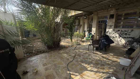 السلام عليكم  شقه طابق ارضي مساحتها 📍96 مكانها بغداد قاهره خلف كايرو مول او مول القاهره بيها مطبخ وغرفتين واستقبال وخدمات وبيها كراج وحديقه مثل ما موضح بل صور وتفاصيل بعد اكثر اتصال علا الرقم  
📍 ***********
