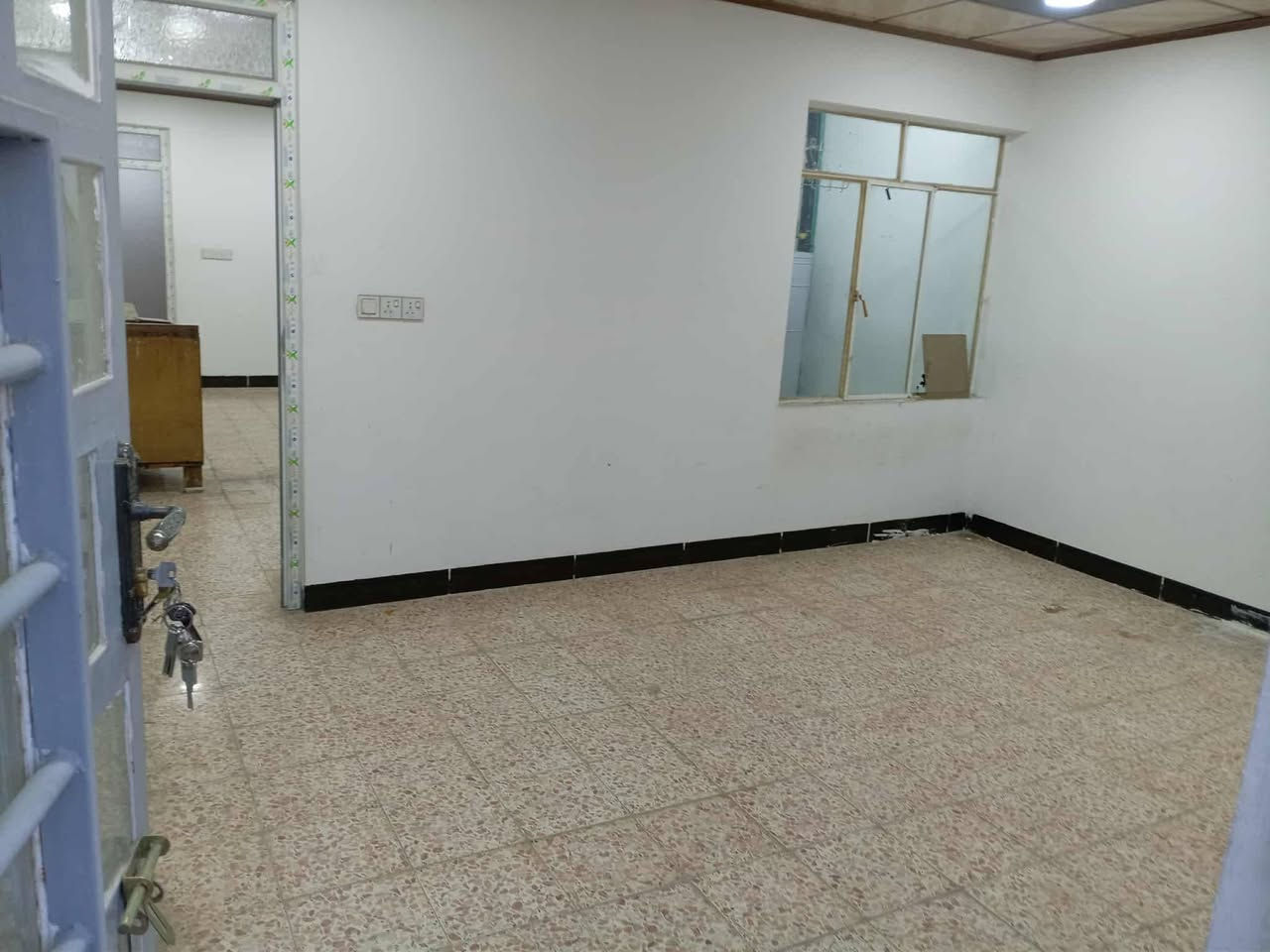 دار للايجار حي السماح الأولى قرب  جامع  الخضراء مقابل جوري ماركت 
مساحه ١٠٠ متر 
طابقين الأول معزول عن الثاني بدرج خارجي شقه تعتبر وحد 

الطابق الأول الأرضي غرفه هول مطبخ كراج حمام.. تواليت خارجي 

الطابق الثاني الشقه .. استقبال غرفه هول صحيات مكان مؤسس للمطبخ والغسيل 
للاستفسار والتواصل ***********
***********
