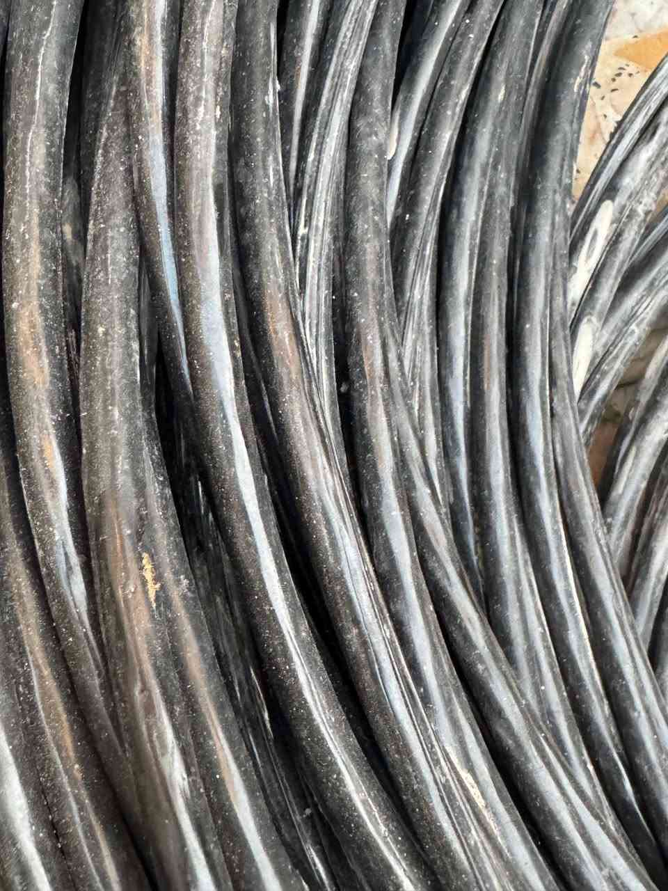 للبيع ظفيرة وايرات عدد 2 كل وحده 50 متر .. عنواني بالسماوة ***********
